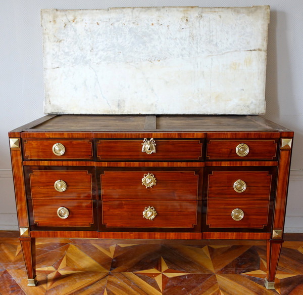 Grande commode sauteuse en marqueterie, époque Louis XVI - 145,5cm