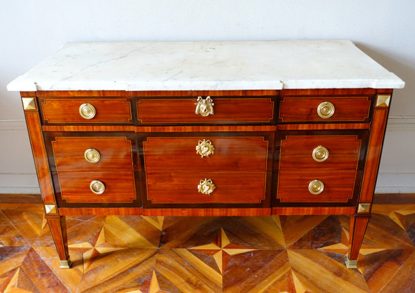 Grande commode sauteuse en marqueterie, époque Louis XVI - 145,5cm