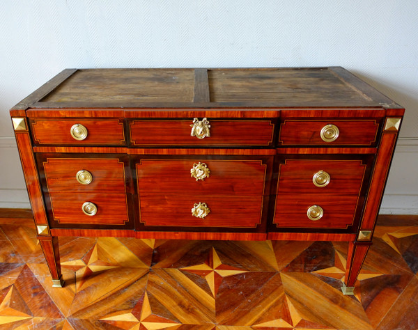 Grande commode sauteuse en marqueterie, époque Louis XVI - 145,5cm