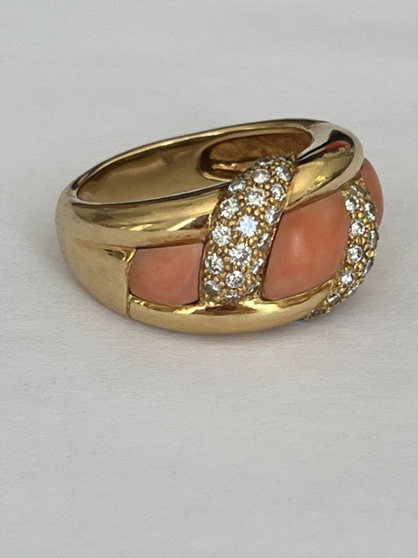 4238- Anello in oro giallo con corallo e diamanti