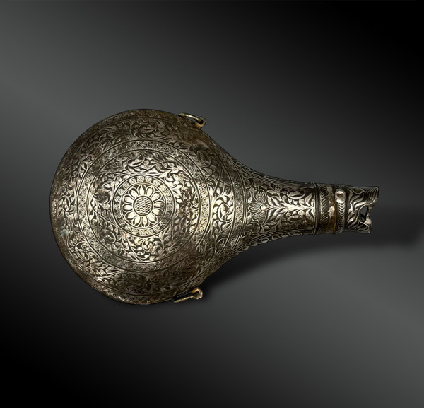 Tiger head powder flask - India - Circa 1900