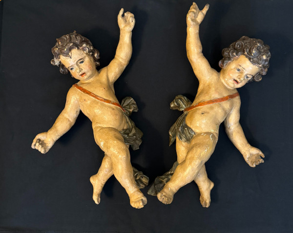 Paire de putti en bois sculpté et peint du XVIIIème (Anges, cupidons)