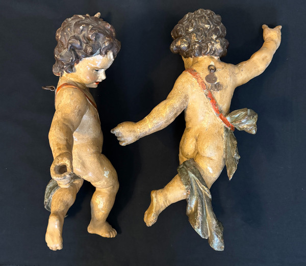 Paire de putti en bois sculpté et peint du XVIIIème (Anges, cupidons)