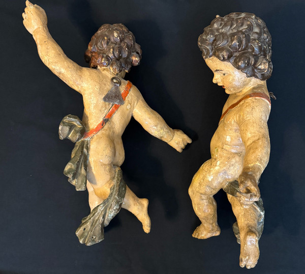 Paire de putti en bois sculpté et peint du XVIIIème (Anges, cupidons)