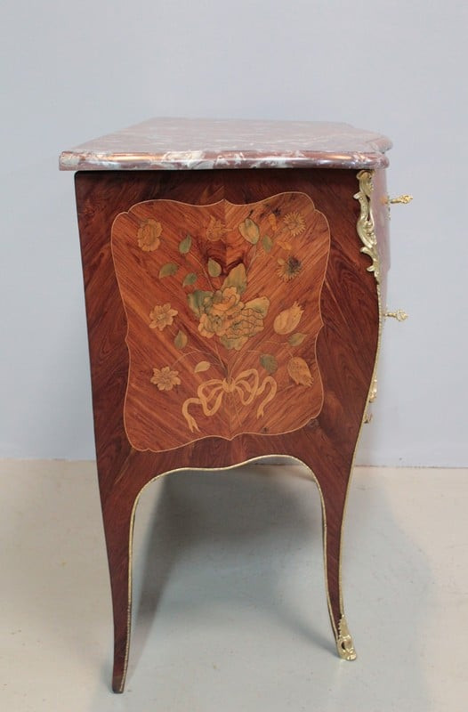 Louis XV chest of drawers in 18th century marquetry