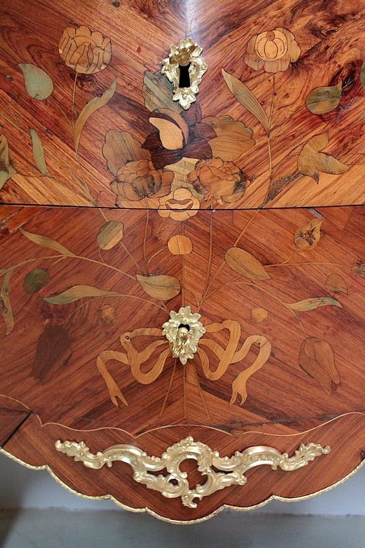 Louis XV chest of drawers in 18th century marquetry