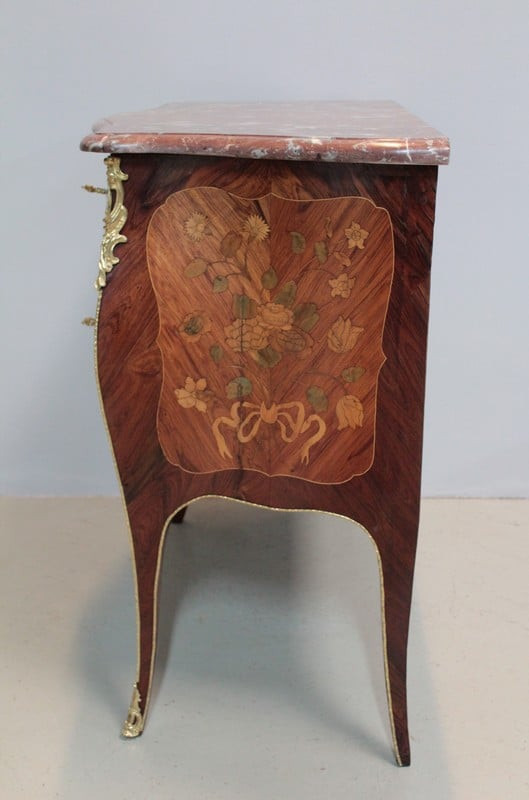 Louis XV chest of drawers in 18th century marquetry