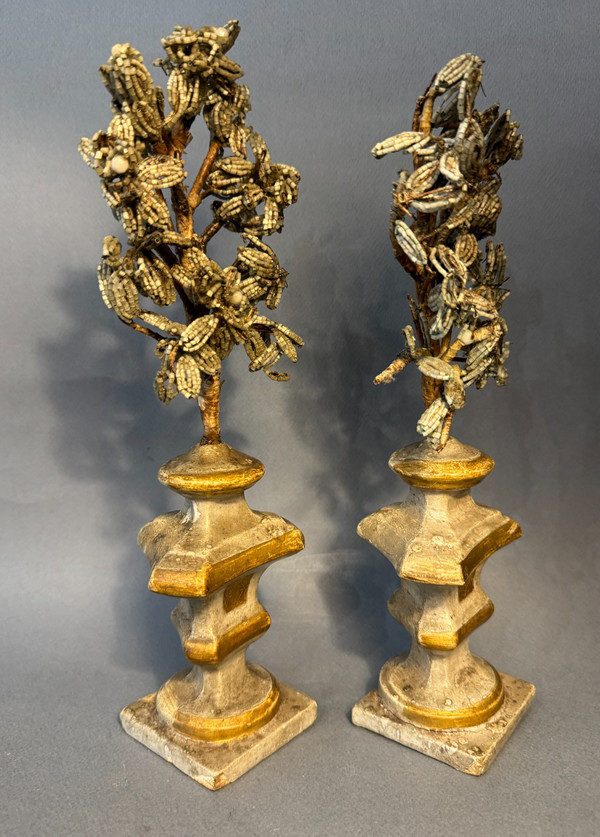 Pair of flower vases in painted carved wood from the 18th century