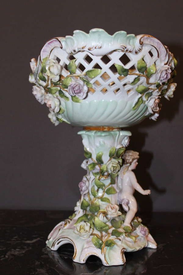 Coupe En Porcelaine à Décor d'Angelot Et De Fleurs Vers 1900