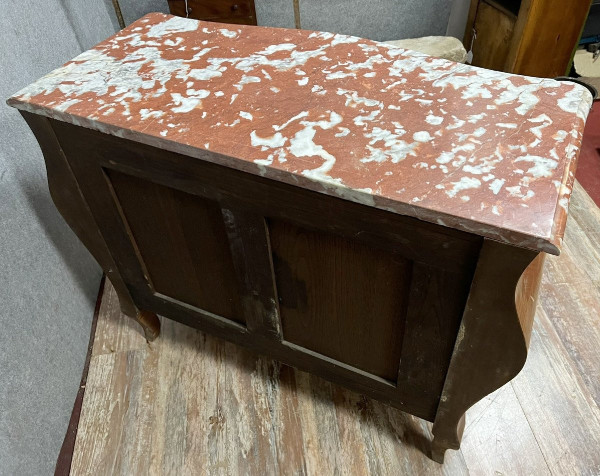 commode style Louis XV en marqueterie de bois précieux entièrement galbée