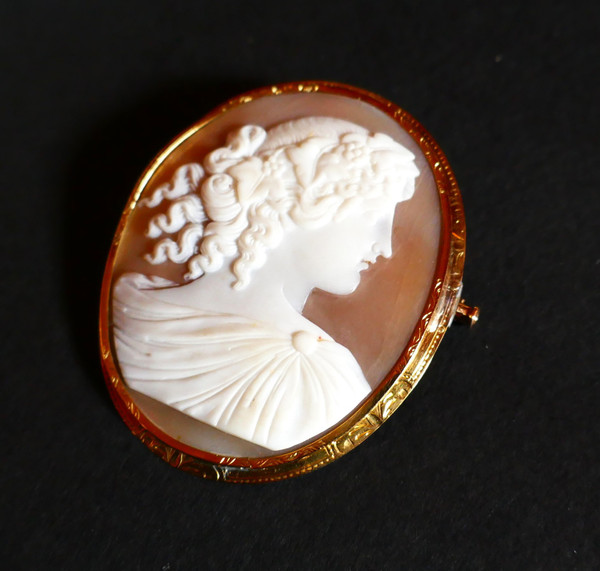 Cameo Brooch On Shell, 18 Carat Yellow Gold.