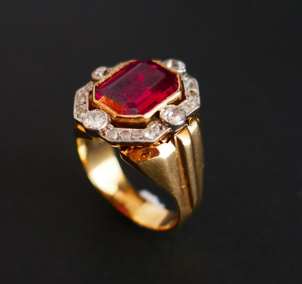 Bague chevalière Tank pierre rouge Et Diamants, Or 18 Carats.