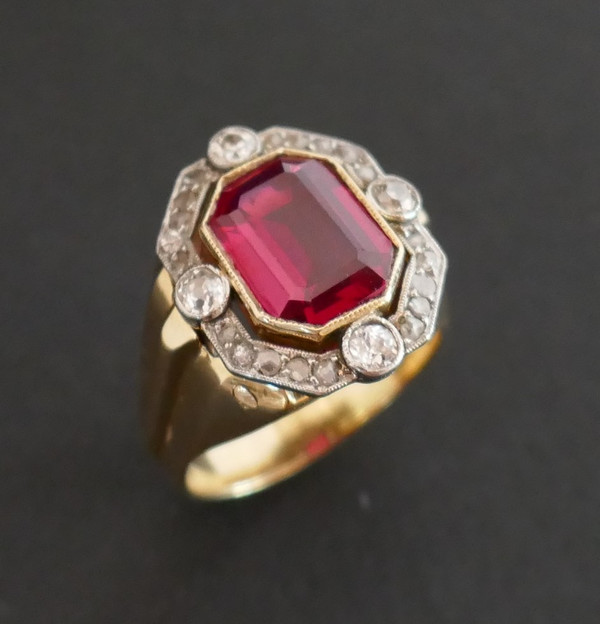 Bague chevalière Tank pierre rouge Et Diamants, Or 18 Carats.