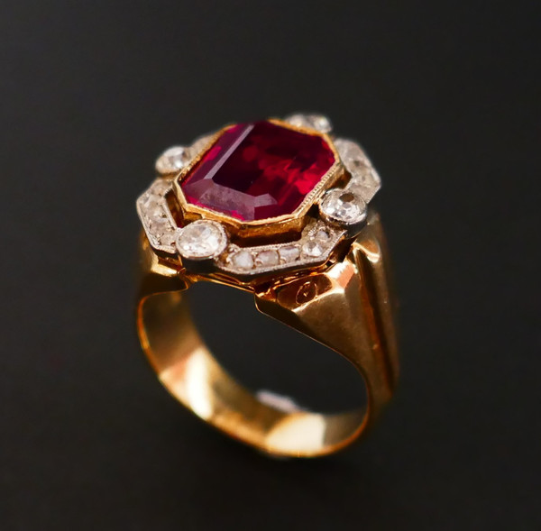 Bague chevalière Tank pierre rouge Et Diamants, Or 18 Carats.