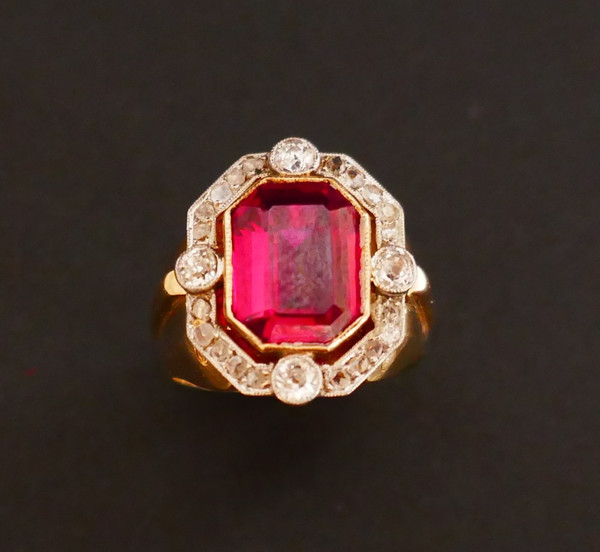 Bague chevalière Tank pierre rouge Et Diamants, Or 18 Carats.