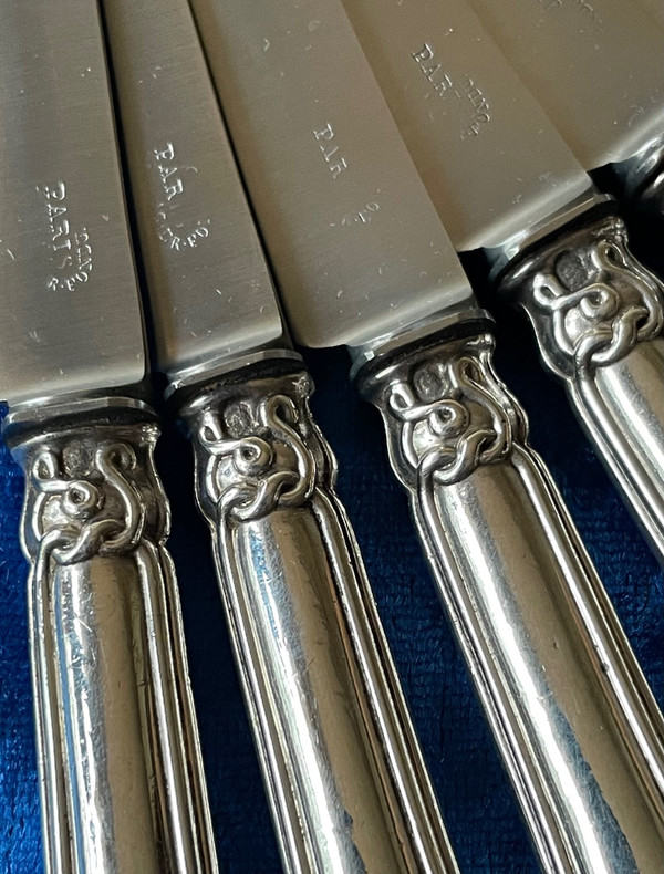 9 dessert knives.