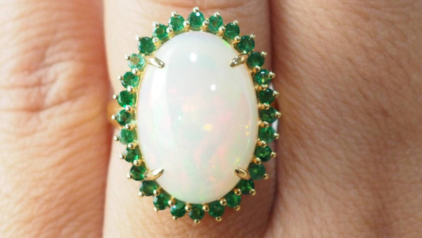 Bague importante en or jaune, opale cabochon et émeraudes