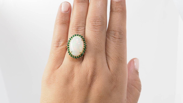 Bague importante en or jaune, opale cabochon et émeraudes