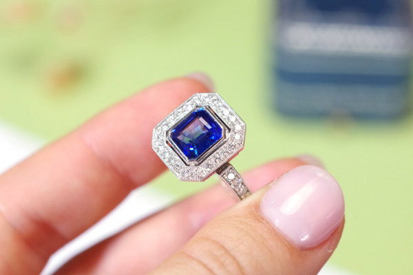 Art Deco style sapphire ring in 18k white gold, pre-owned sapphire ring, natural sapphire