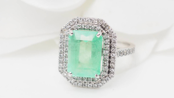 Double-encircled ring in white gold, certified Colombian emerald and diamonds