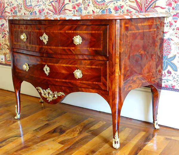 Hubert Hansen : commode d'époque Louis XV en plaquage de satiné - estampillée