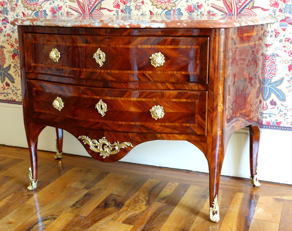 Hubert Hansen : commode d'époque Louis XV en plaquage de satiné - estampillée