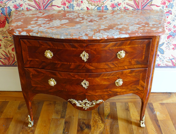 Hubert Hansen : commode d'époque Louis XV en plaquage de satiné - estampillée