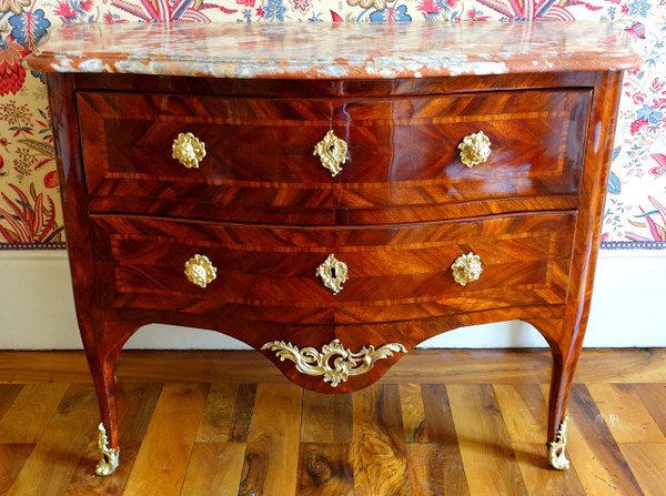 Hubert Hansen : commode d'époque Louis XV en plaquage de satiné - estampillée