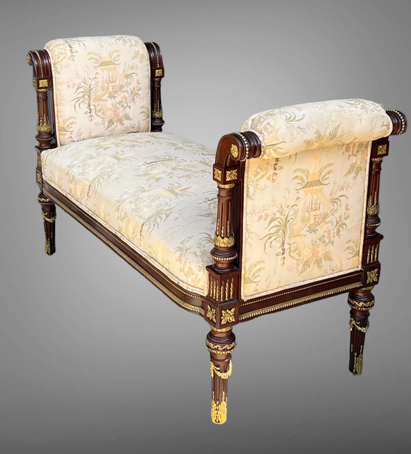  BANQUETTE / WINDOW SEAT / IN MAHOGANY DECORATED WITH ORMOLU IN THE LOUIS XVI STYLE