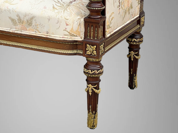  BANQUETTE / WINDOW SEAT / IN MAHOGANY DECORATED WITH ORMOLU IN THE LOUIS XVI STYLE