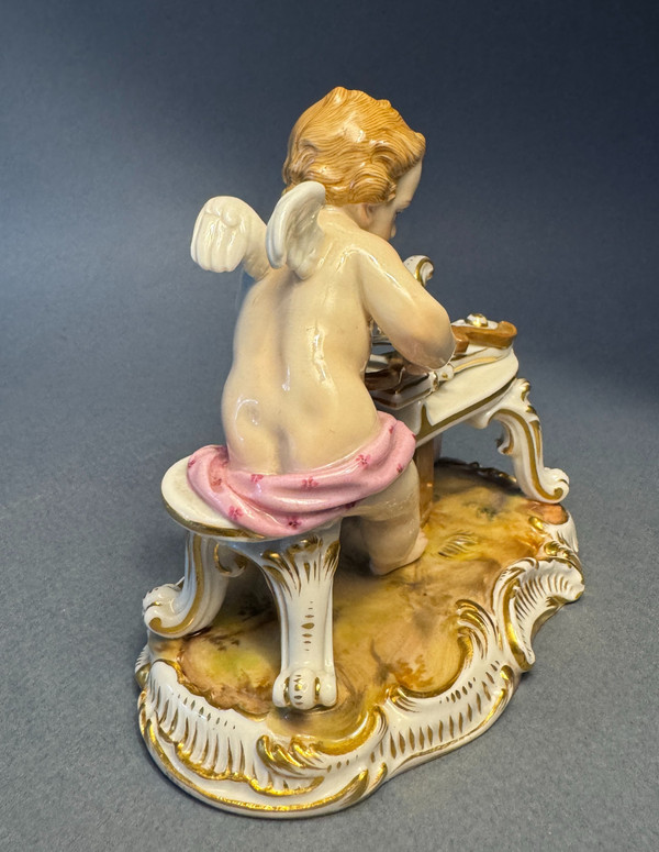 Cupido in porcellana di Meissen 'L'Amour sculptant son arc' N° C 61