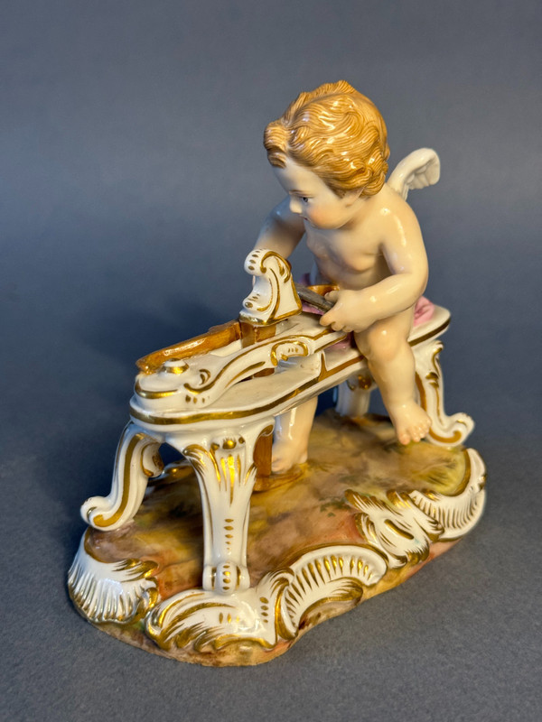 Cupido in porcellana di Meissen 'L'Amour sculptant son arc' N° C 61