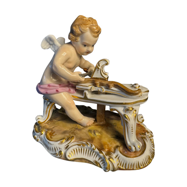 Cupido in porcellana di Meissen 'L'Amour sculptant son arc' N° C 61