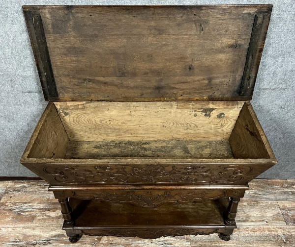 Louis XV style Provencal kneading trough Arlésienne region in walnut circa 1880-1900