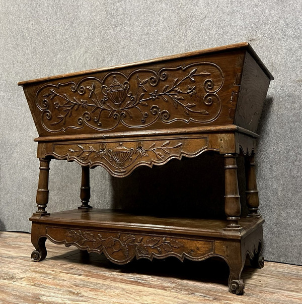 Louis XV style Provencal kneading trough Arlésienne region in walnut circa 1880-1900