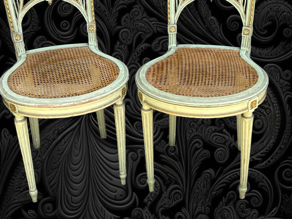 PAIRE DE CHAISES EN BOIS DES ANNÉES 1900 PEINT EN VERT ET DORÉ STYLE LOUIS XVI