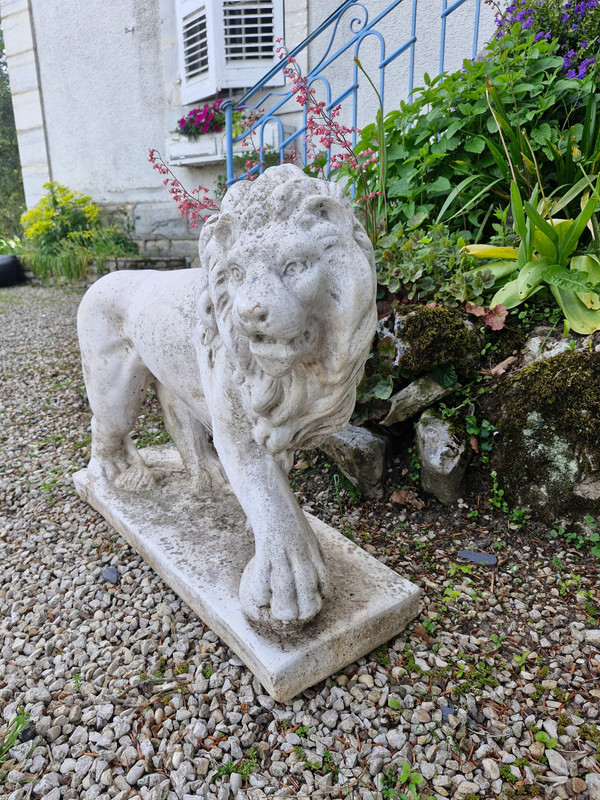 Pair of stone lions, garden decoration