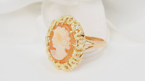 Vintage ring in yellow gold and cameo