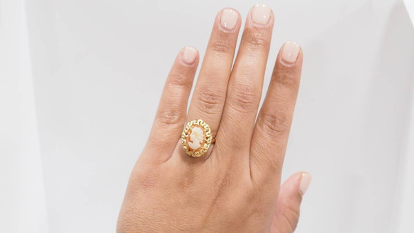 Vintage ring in yellow gold and cameo