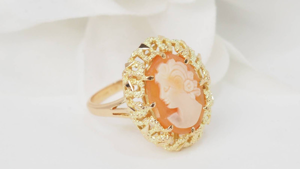 Vintage ring in yellow gold and cameo