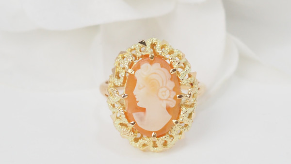 Vintage ring in yellow gold and cameo