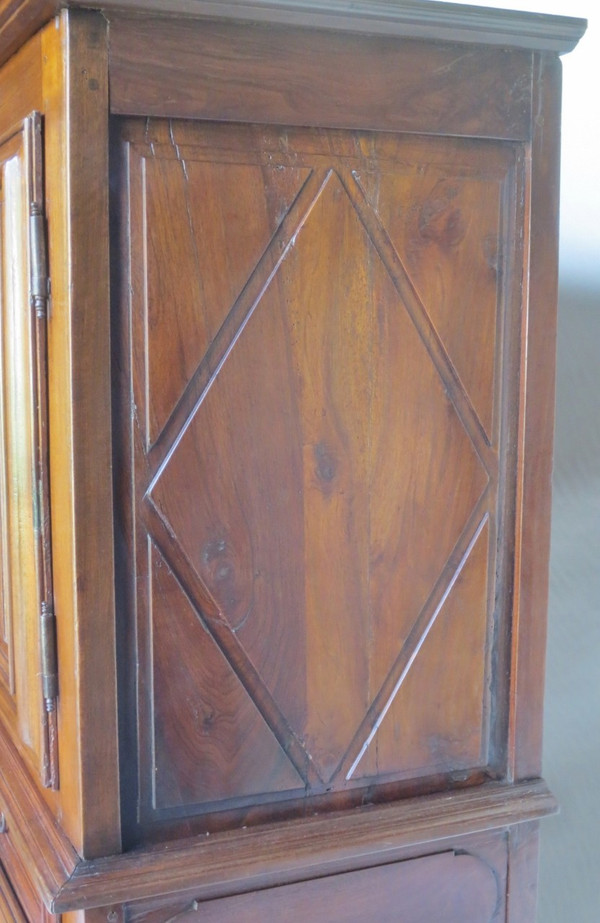 Standing man or Louis XIII cabinet.