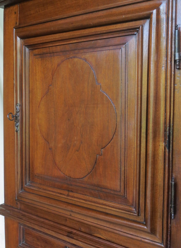 Standing man or Louis XIII cabinet.