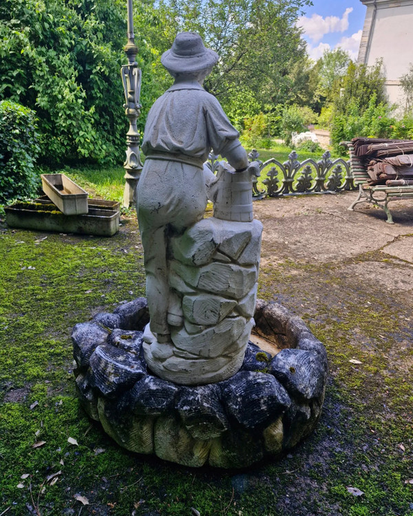 Großer Gartenbrunnen aus Stein