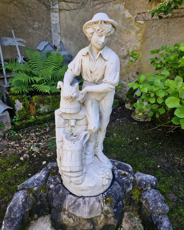 Großer Gartenbrunnen aus Stein