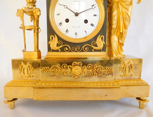 Ravrio: Empire period clock in patinated bronze with mercury gilding - signed