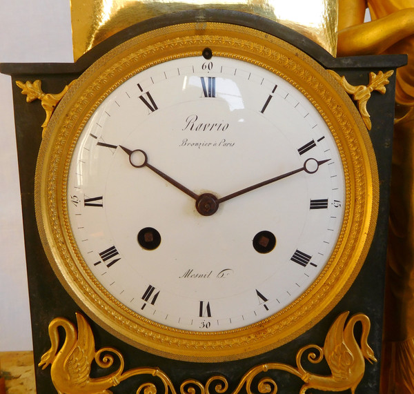 Ravrio: Empire period clock in patinated bronze with mercury gilding - signed