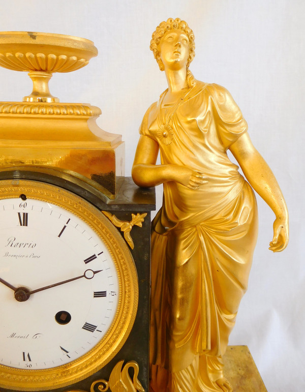 Ravrio: Empire period clock in patinated bronze with mercury gilding - signed