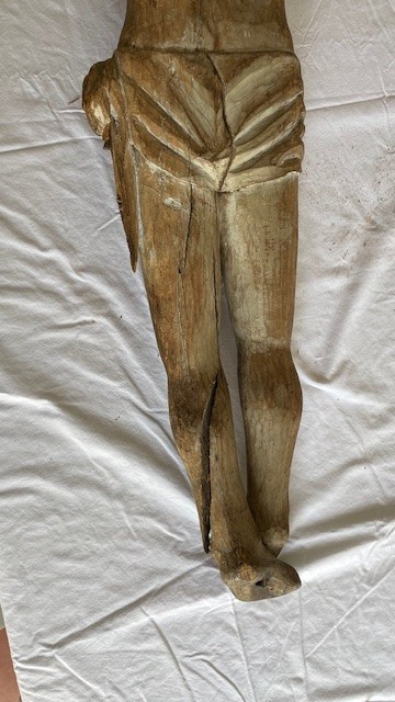 Christ de la crucifixion figure sculptée en bois avec traces de polychromie