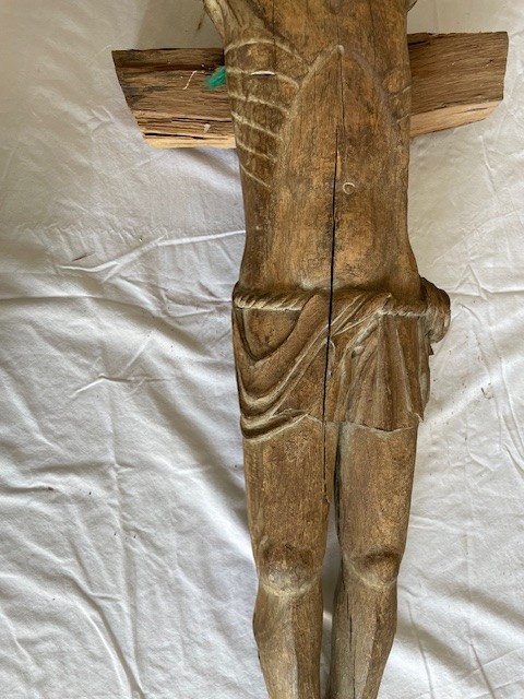 Christ de la crucifixion figure sculptée en bois avec traces de polychromie